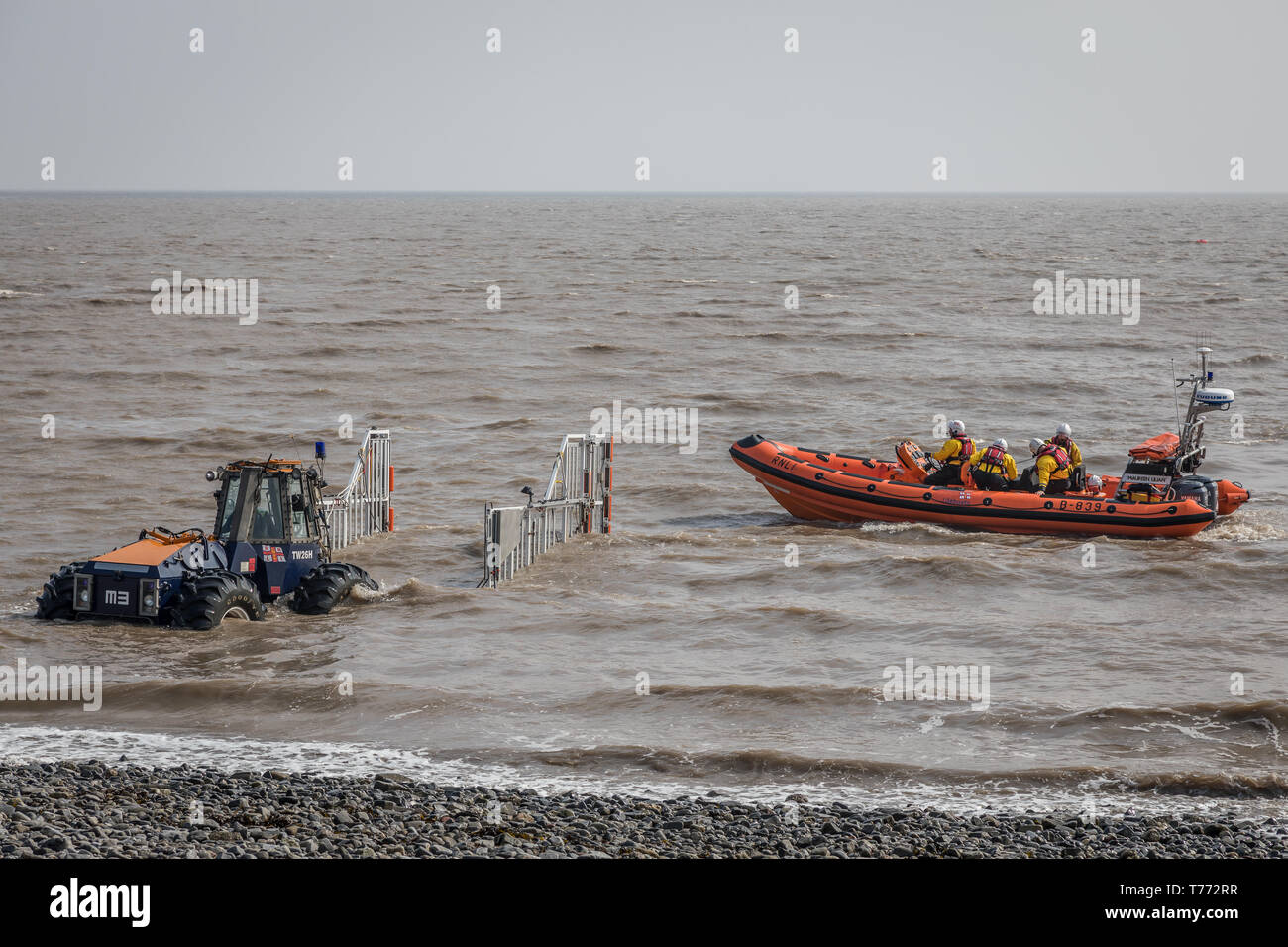 RNLI 'B Classe " Atlantic scialuppa di salvataggio 'Maureen Lilian' posizioni per essere guidato nella sua culla, parte della scialuppa di salvataggio della sequenza di recupero - No.2 Foto Stock