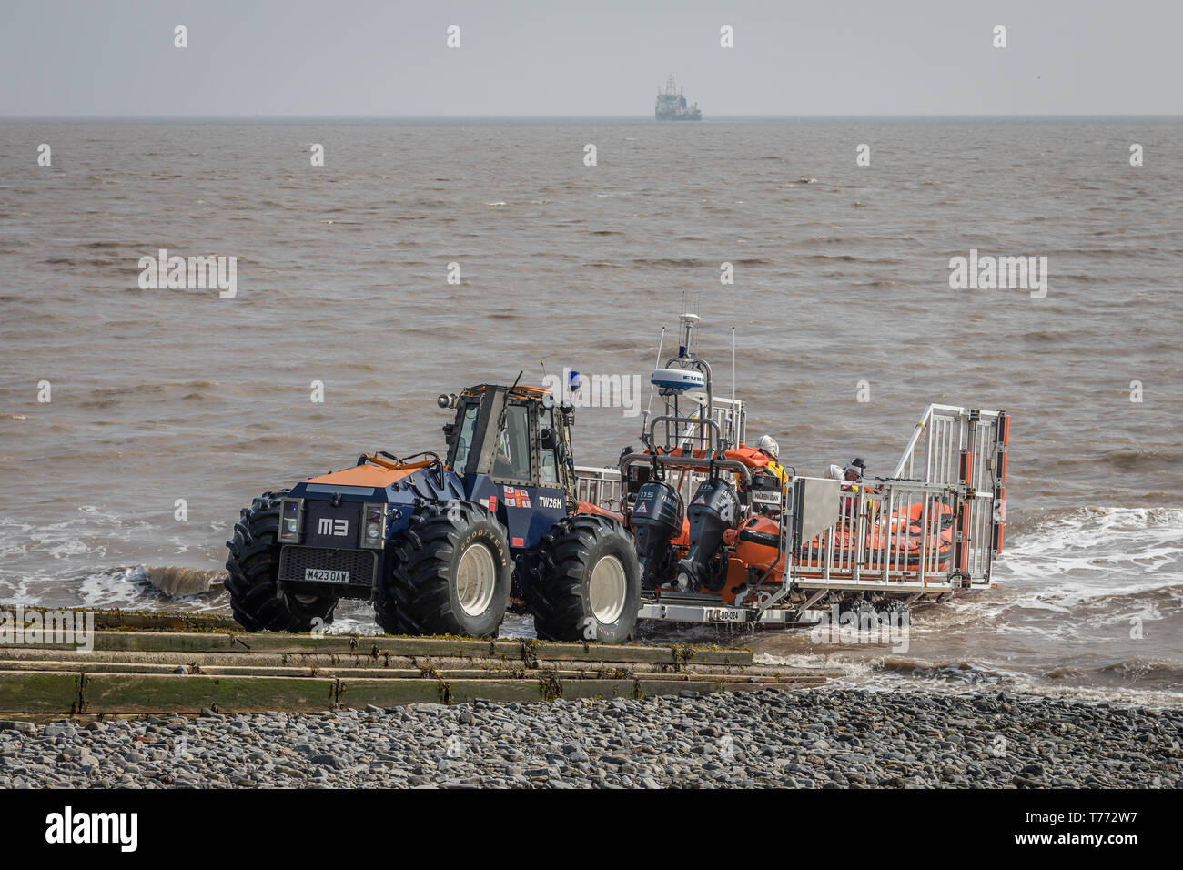 RNLI 'B Classe " Atlantic scialuppa di salvataggio 'Maureen Lilian' viene trasportata fino la rampa di lancio con il suo trattore designato, parte della scialuppa di salvataggio della sequenza di recupero - No.5 Foto Stock
