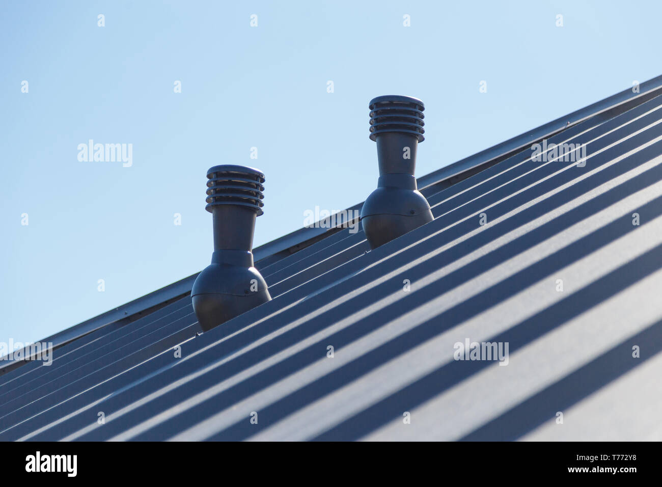 Tubo di scarico sulla casa privata del tetto. Foto Stock