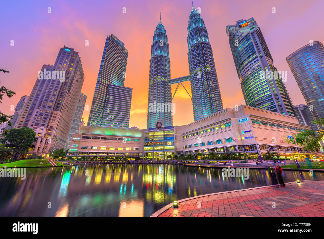 KUALA LUMPUR - Settembre 20, 2015: Le Torri Petronas visto dal Parco KLCC al crepuscolo. Foto Stock