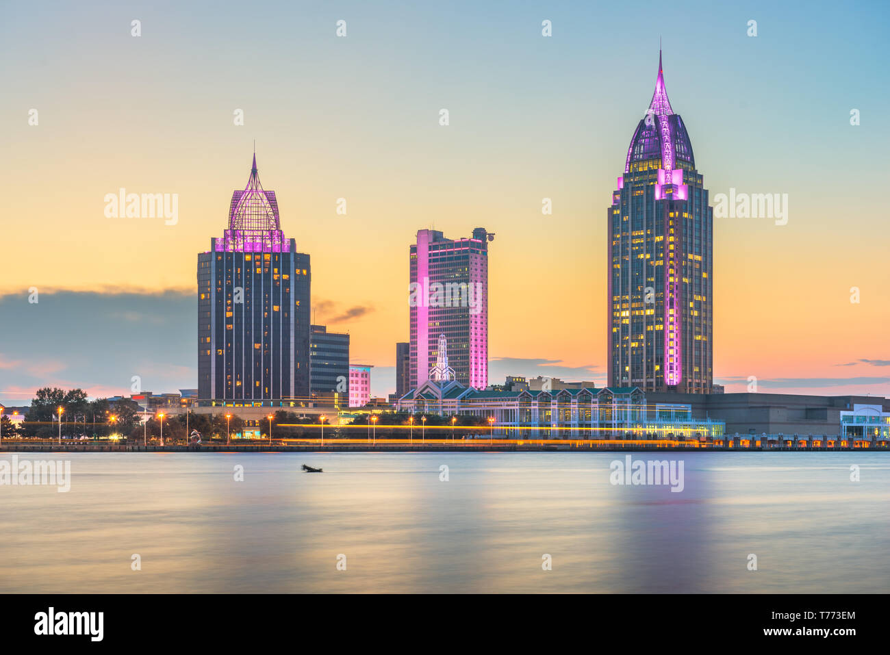 Mobile, Alabama, Stati Uniti d'America skyline sul fiume al tramonto. Foto Stock