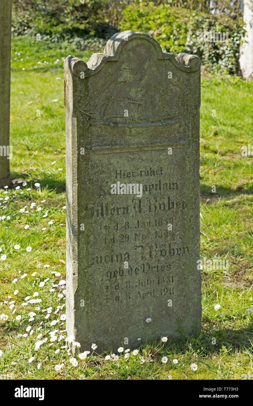 Vecchie lapidi del cimitero della chiesa vecchia, Spiekeroog Island, East Friesland, Bassa Sassonia, Germania Foto Stock