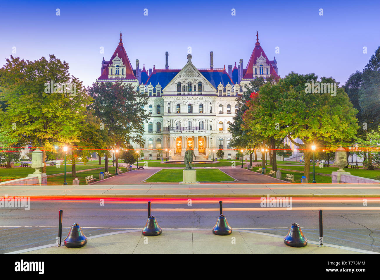 Albany, New York, Stati Uniti d'America presso la New York State Capitol al crepuscolo. Foto Stock