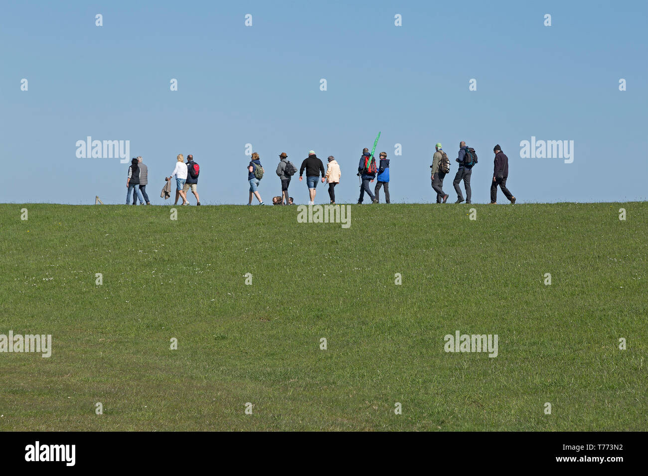 La gente camminare sulla diga, Spiekeroog Island, East Friesland, Bassa Sassonia, Germania Foto Stock