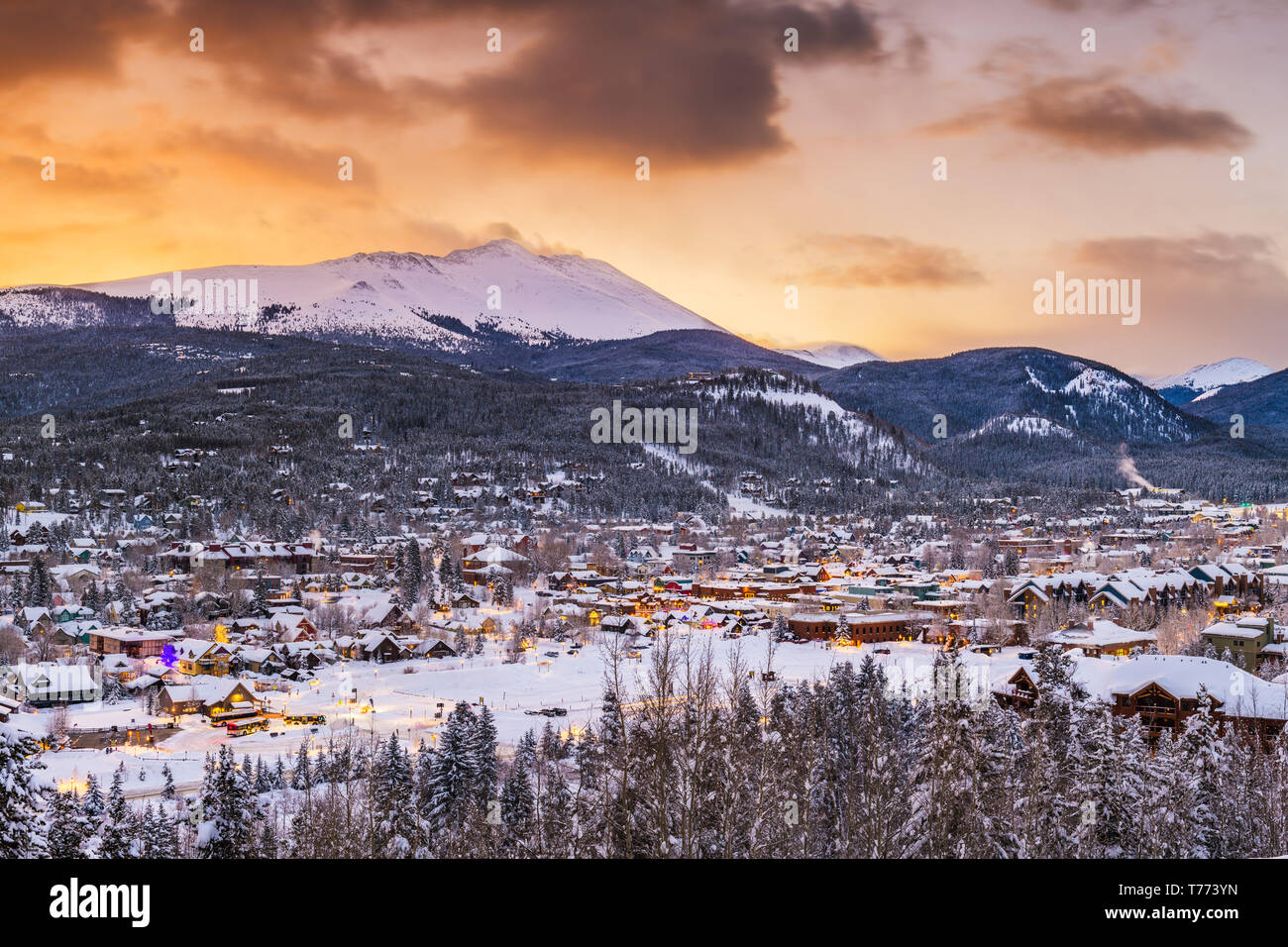 Breckenridge, Colorado, Stati Uniti d'America ski resort lo skyline della città in inverno all'alba. Foto Stock