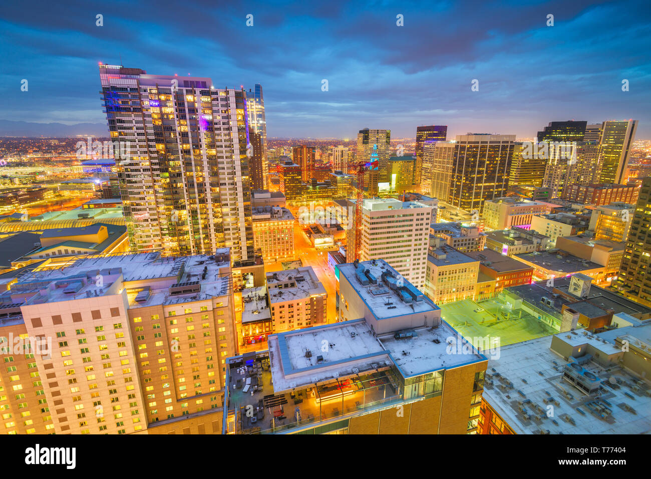 Denver, Colorado, Stati Uniti d'America downtown cityscape vista sul tetto al tramonto. Foto Stock