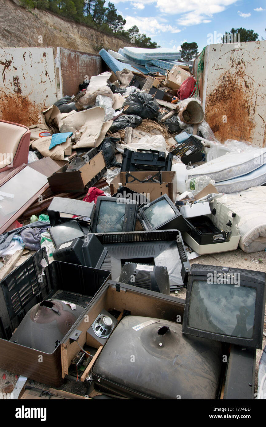 Pila di vecchi televisori e materassi oggetto di pratiche di dumping nel saltare, Spagna Foto Stock