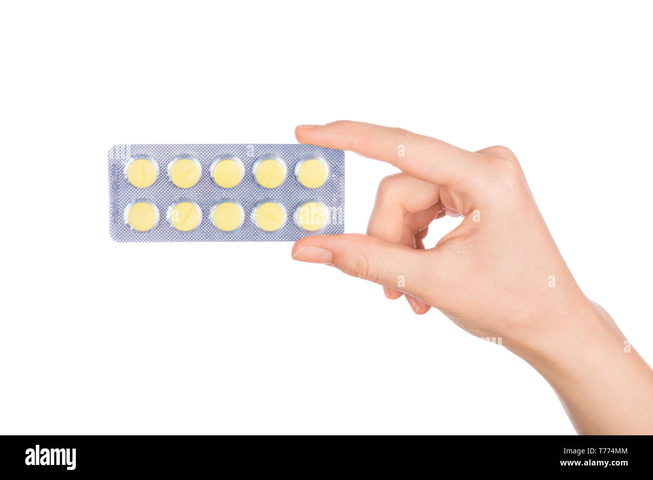 Donna mano azienda pillole compressa. Femmina di mano che tiene la prescrizione pillola su sfondo bianco. Foto Stock