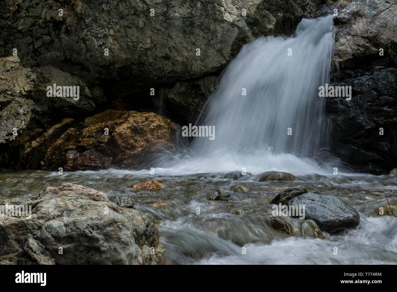 Un bel po' di cascata sul percorso di arrampicata di darakeh Foto Stock