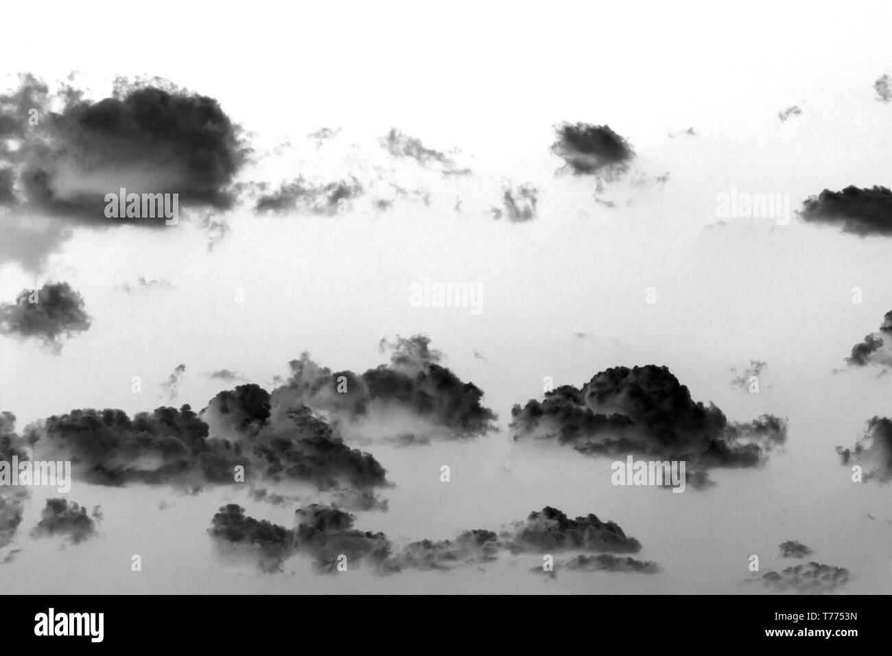 Astrazione di nuvole di volo come fantasmi nel cielo - fotografia in bianco e nero Foto Stock
