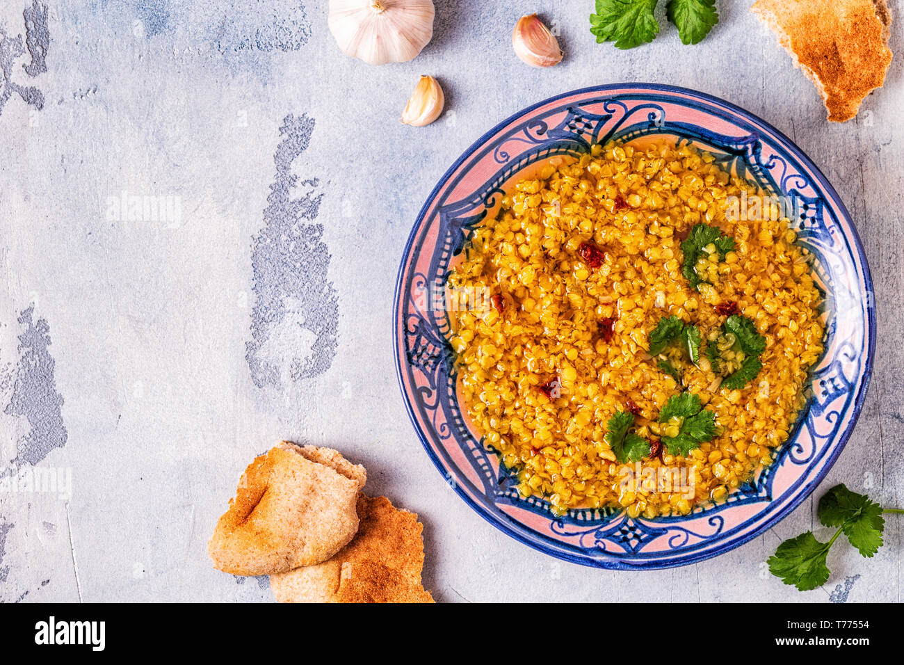 Zuppa di lenticchie (masoor dal o dal Tadka Curry), vegetariane e vegane cucina. Foto Stock