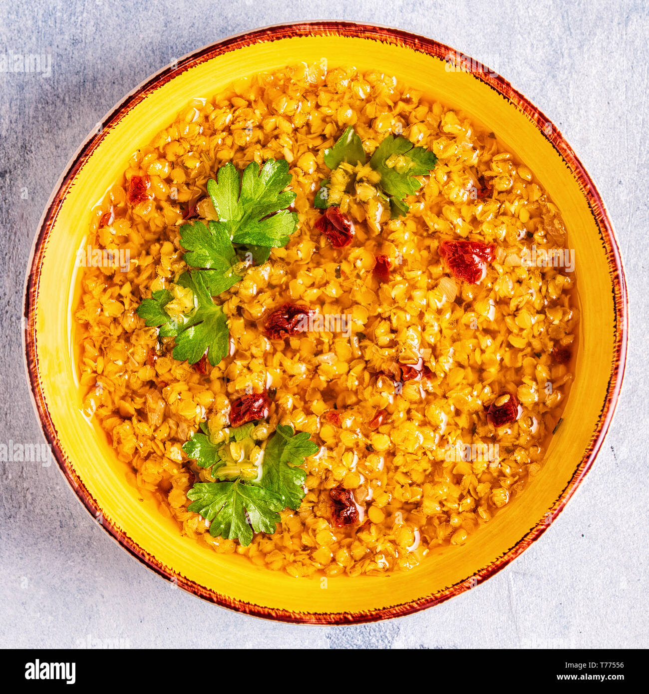 Zuppa di lenticchie (masoor dal o dal Tadka Curry), vegetariane e vegane cucina. Foto Stock