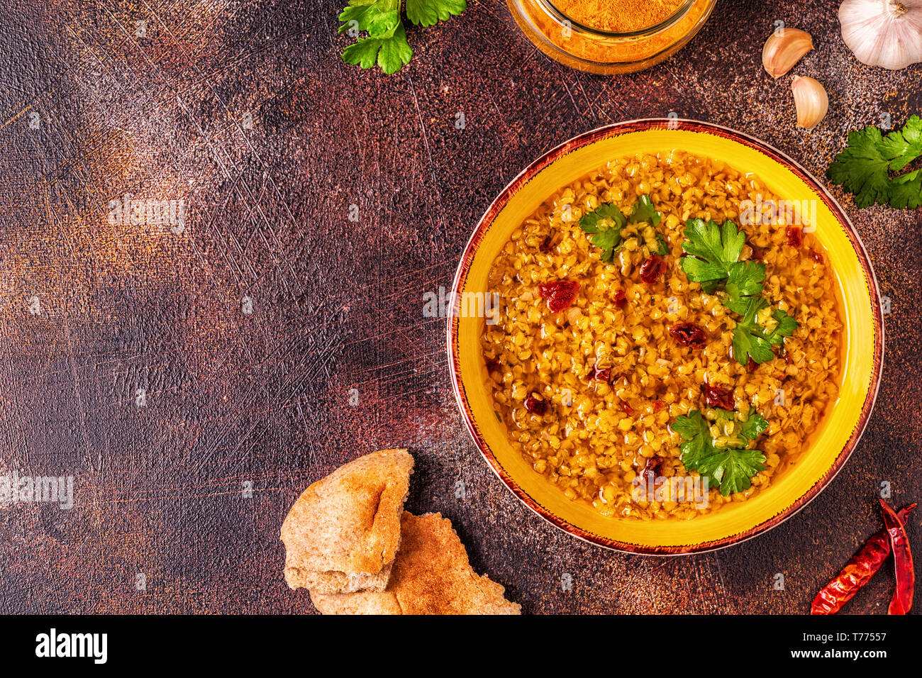 Zuppa di lenticchie (masoor dal o dal Tadka Curry), vegetariane e vegane cucina. Foto Stock