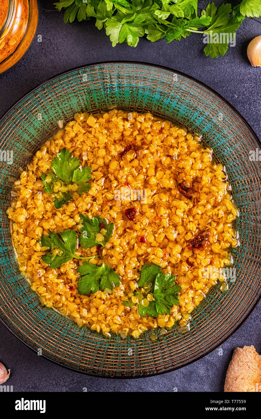 Zuppa di lenticchie (masoor dal o dal Tadka Curry), vegetariane e vegane cucina. Foto Stock