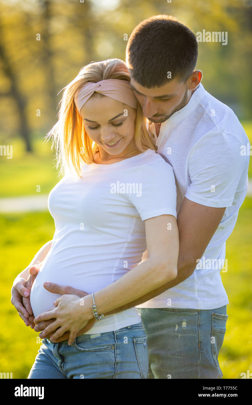 Coppia felice aspetta baby, donna incinta con il marito, giovane famiglia e vita nuova nozione Foto Stock