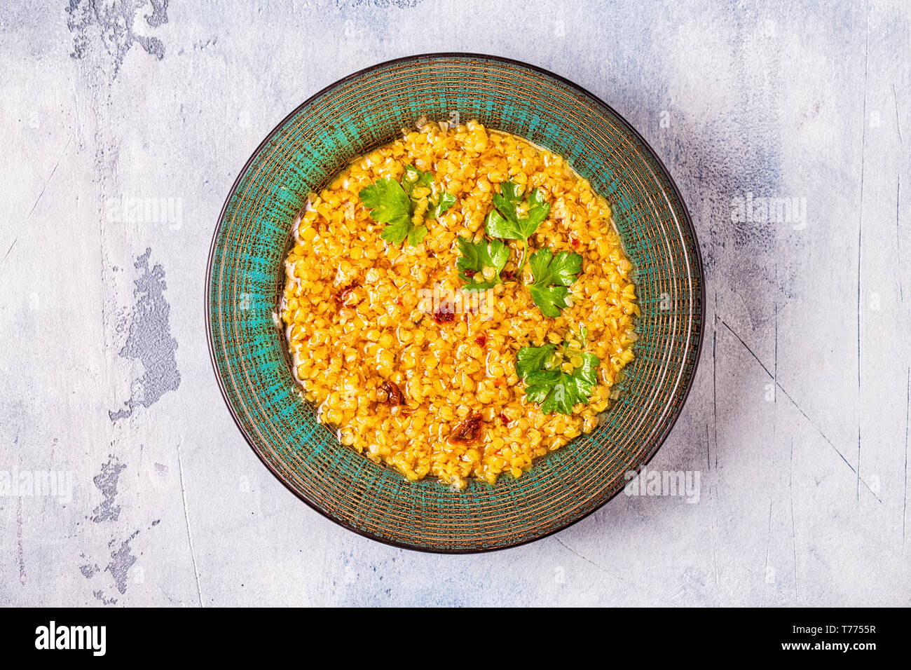 Zuppa di lenticchie (masoor dal o dal Tadka Curry), vegetariane e vegane cucina. Foto Stock