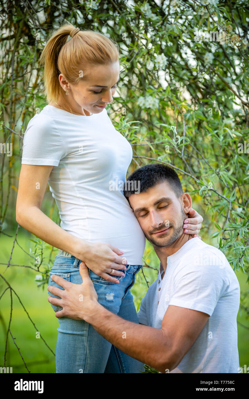 Coppia felice aspetta baby, donna incinta con il marito, giovane famiglia e vita nuova nozione Foto Stock
