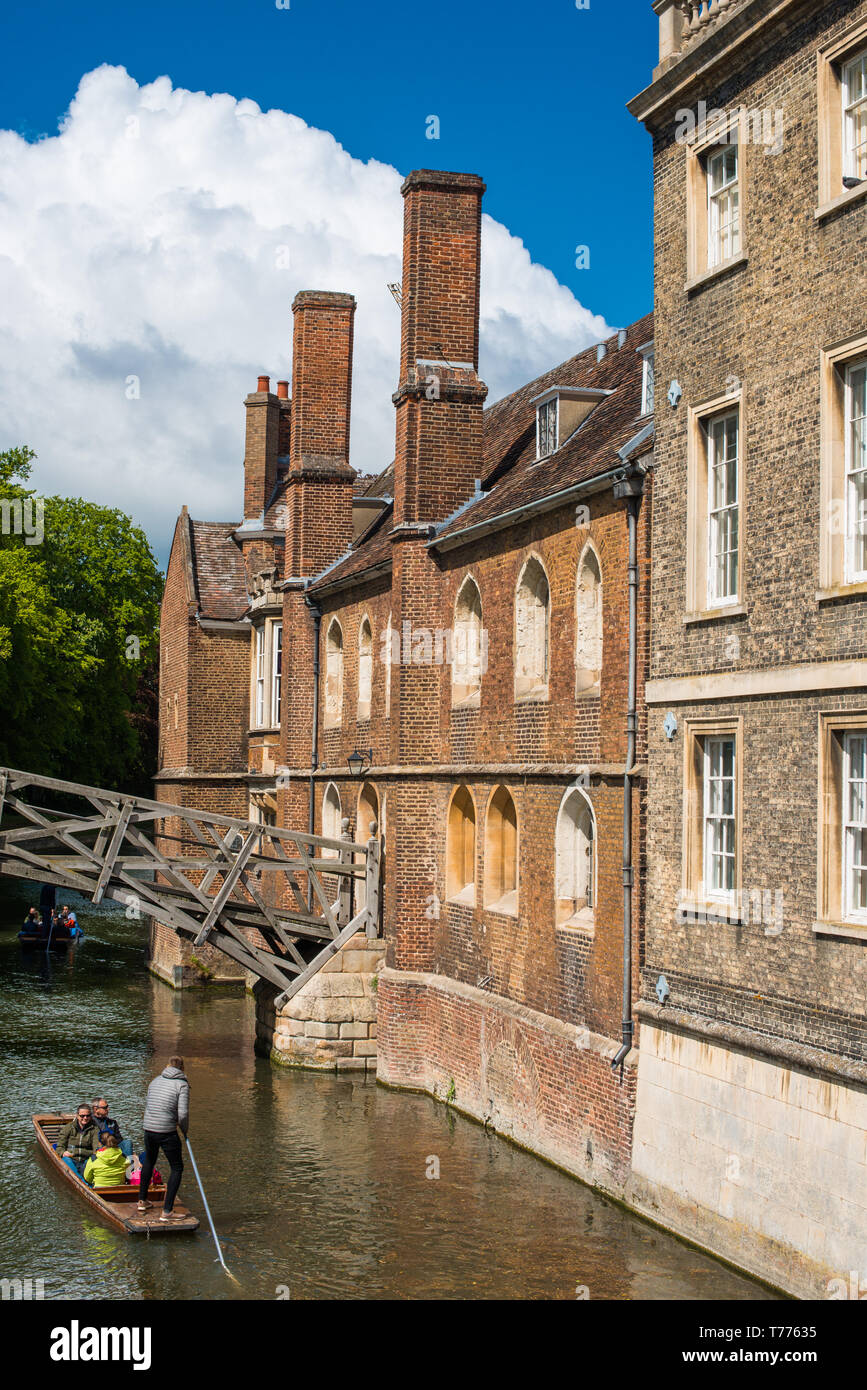 Gli scommettitori di passare sotto il ponte di matematica al Queens College di Cambridge. Regno Unito Foto Stock