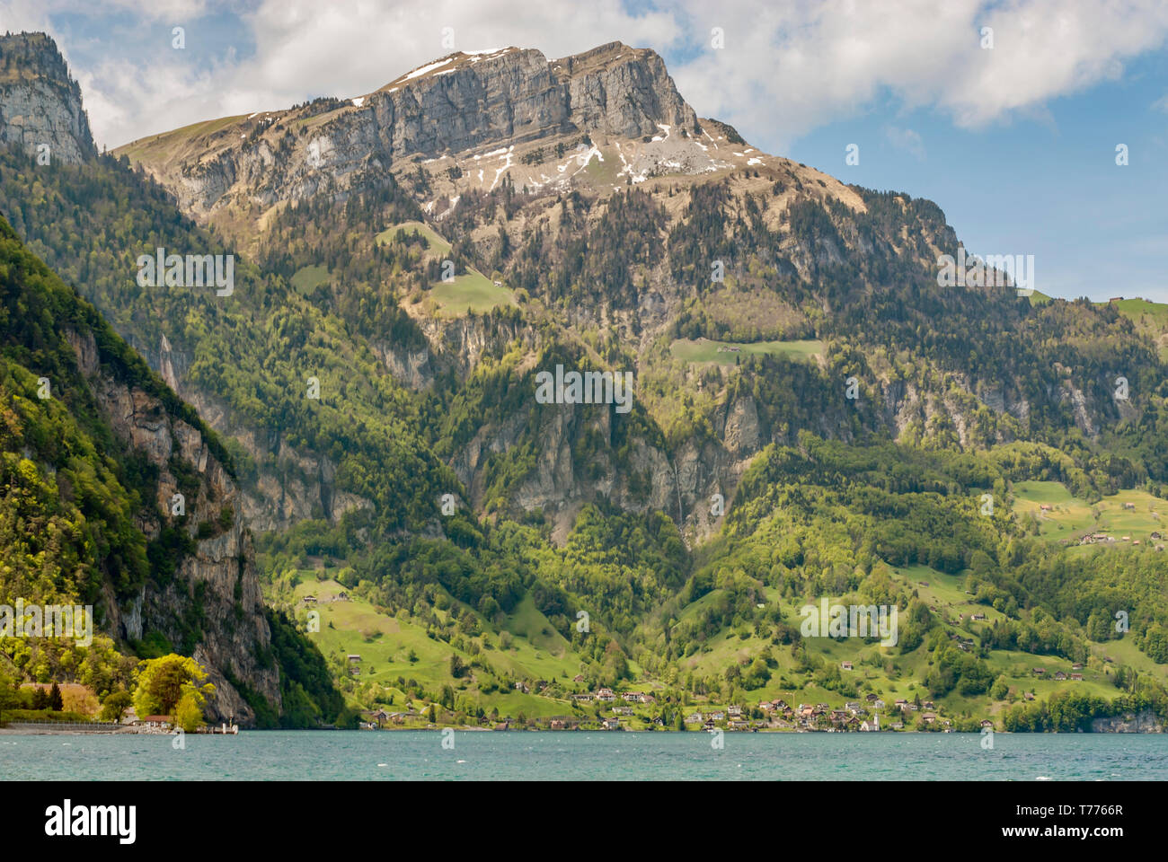 Paesaggio montano sul Lago di Lucerna vicino a Bauen, Svizzera Foto Stock