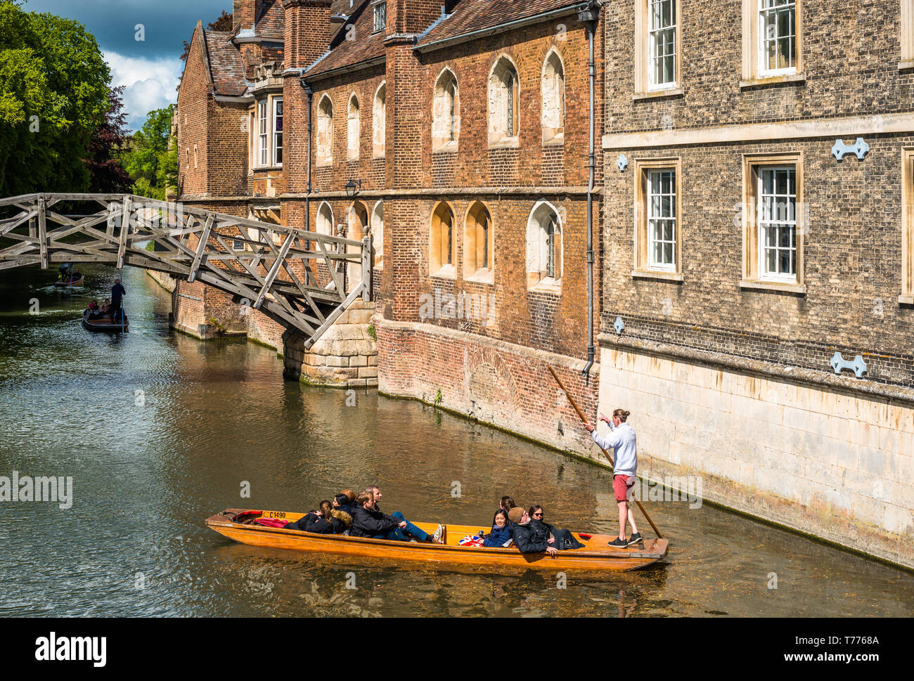 Gli scommettitori di passare sotto il ponte di matematica al Queens College di Cambridge. Regno Unito Foto Stock