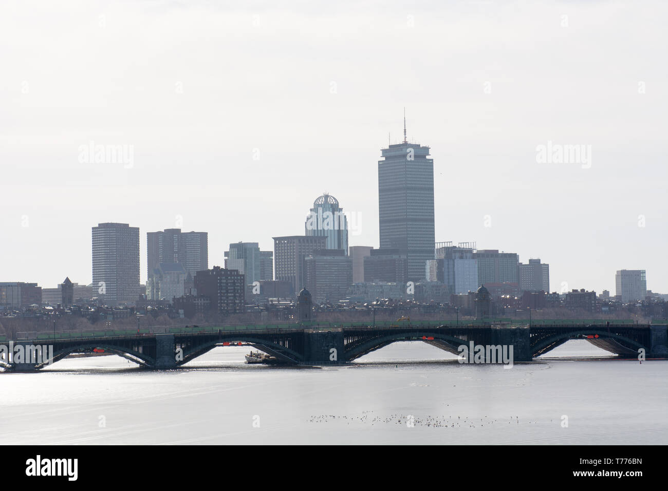 Paesaggio di Boston, Stati Uniti d'America con il fiume, bridge e grattacieli come si vede dal museo della scienza Foto Stock