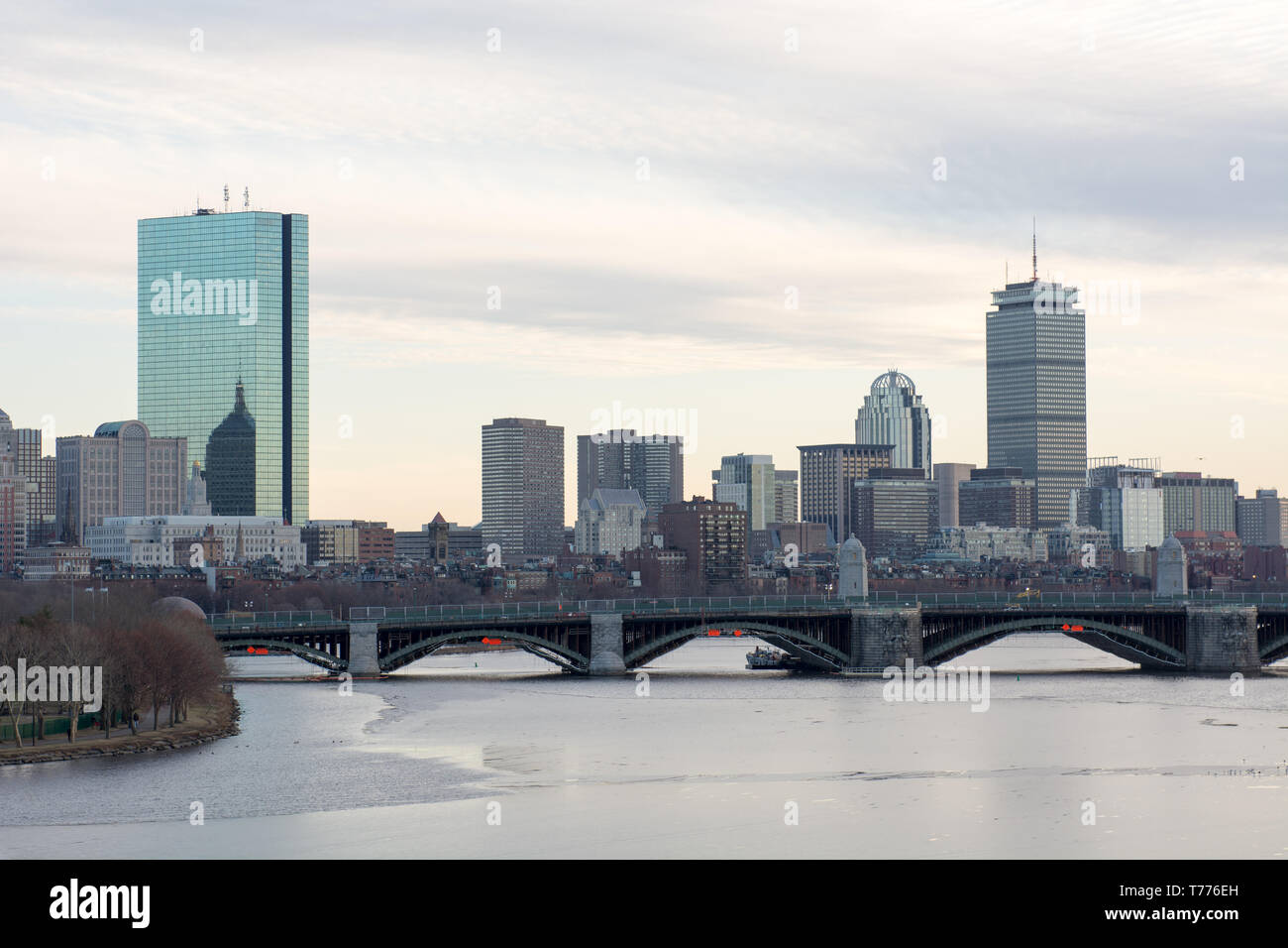 Paesaggio di Boston, Stati Uniti d'America con il fiume, bridge e grattacieli come si vede dal museo della scienza Foto Stock