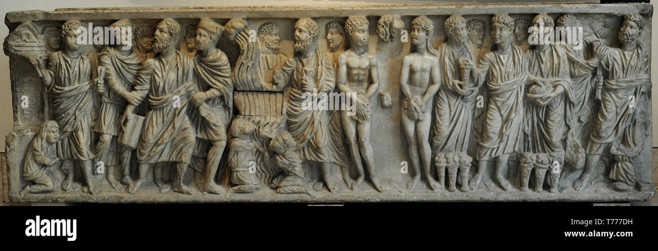 Sarcofago di Astorga. Dettaglio della parte anteriore. I rilievi raffigurano scene del Vecchio e del Nuovo Testamento. Da sinistra a destra: Resurrezione di Lazzaro, arresto di San Pietro, San Pietro rendendo il flusso di acqua dalla roccia, Adamo ed Eva accanto all'Albero della scienza, alimentando la moltitudine e il sacrificio di Abramo. Ca. 310. Il marmo. Dalla Cattedrale di Astorga (provincia di León, Castiglia e Leon, Spagna). Museo Archeologico Nazionale. Madrid. Spagna. Foto Stock