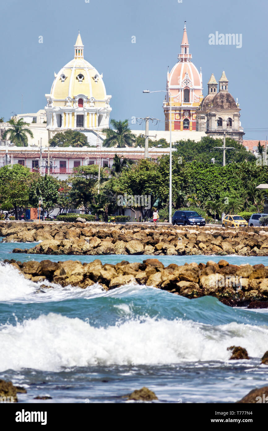 Cartagena Colombia, vista, skyline della città, campanili cupole della chiesa, molo, onde, Basilica della Cattedrale Metropolitana di Santa Caterina d'Alessandria, Chiesa & SA Foto Stock