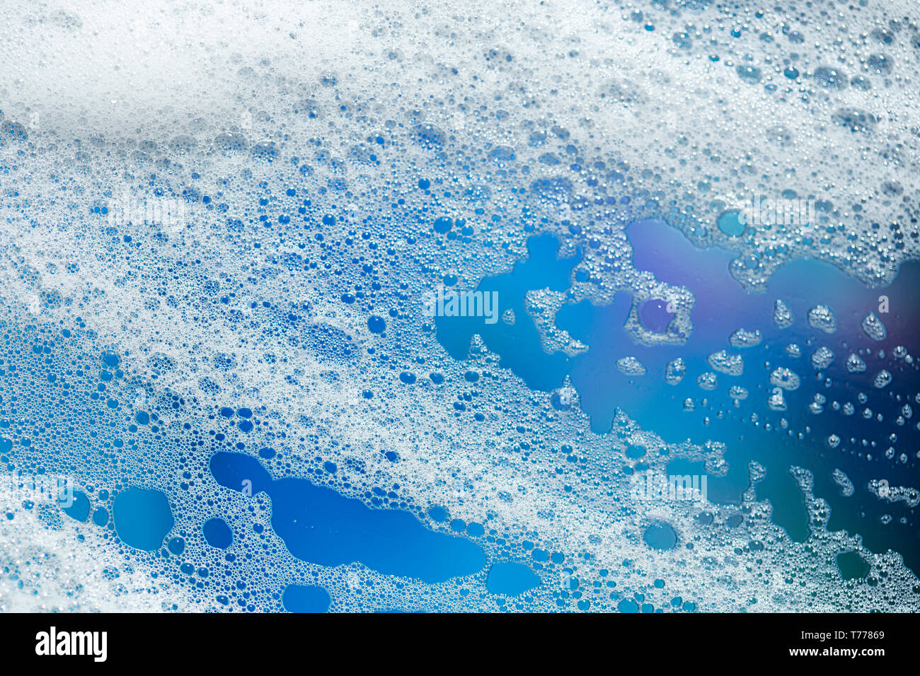 Schiuma bianca su sfondo blu Foto Stock