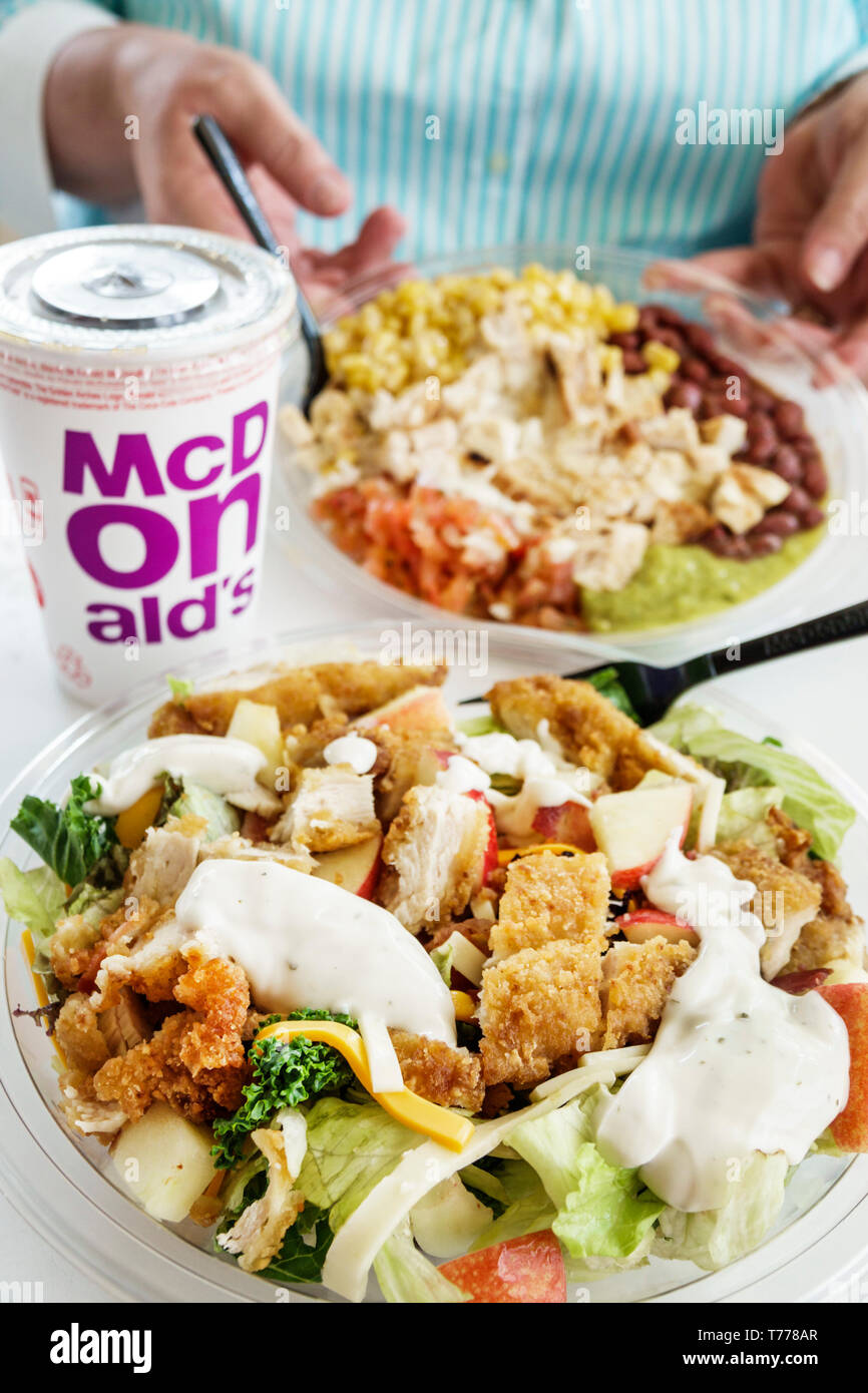 Cartagena Colombia, Bocagrande, McDonald's, hamburger fast food, ristoranti ristoranti ristoranti, caffè, interno, insalata di pollo croccante, condimento, C. Foto Stock