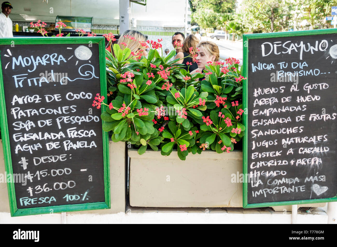 Cartagena Colombia, El Laguito, ristorante ristoranti cibo mangiare fuori cafe cafe bistrot, quartiere, famiglia d'affari, menu di lavagna, spagnolo lan Foto Stock