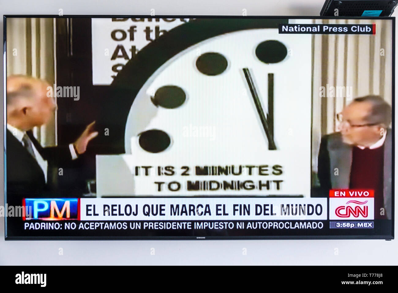 Cartagena Colombia, TV schermo piatto schermo piatto, CNN en Espanol, lingua spagnola, notizie, End of World Clock, Doomsday Clock, visitatori viaggio tra Foto Stock