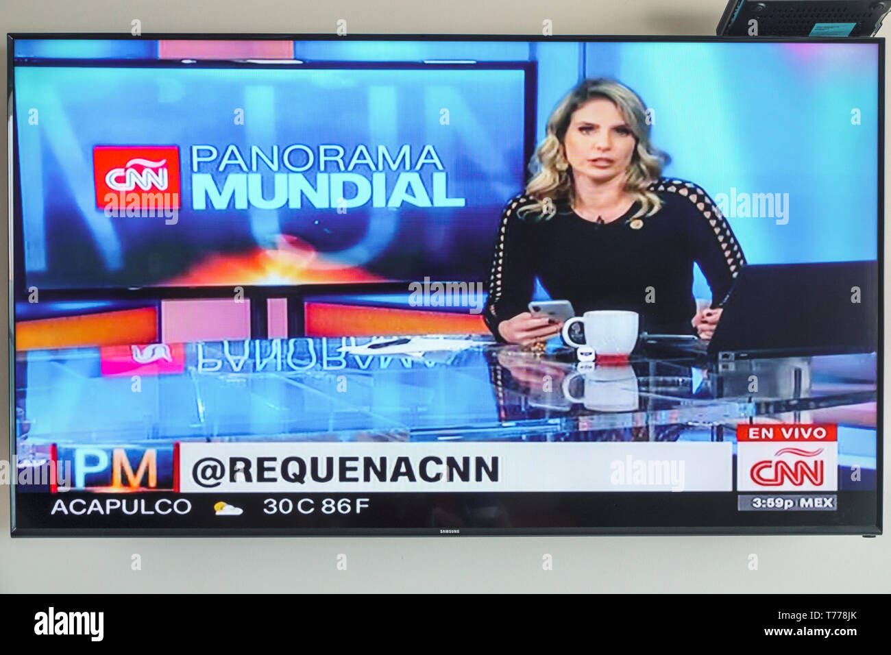 Cartagena Colombia, TV schermo piatto, CNN in lingua spagnola, spettacolo di notizie serali, Maria Alejandra Requena, ospite Panorama Mundial, Hispa Foto Stock