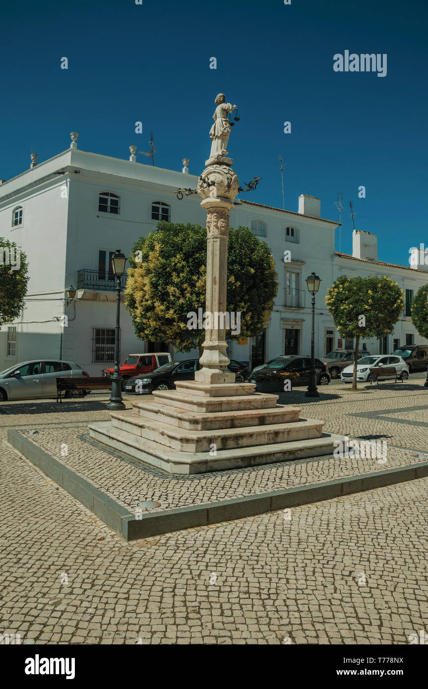 Gogna in marmo e scultura in cima a piazza deserta con vecchi edifici a Campo Maior. Una città medievale con influenze orientali in Portogallo. Foto Stock