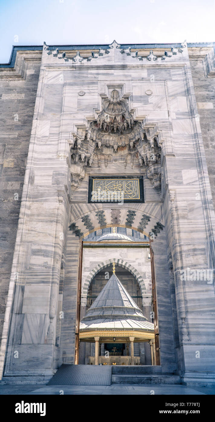 La facciata della Moschea Fatih (conquistatore la Moschea) e dettagliate sculture in marmo. Ottoman Imperial moschea si trova nel distretto di Fatih. Foto Stock