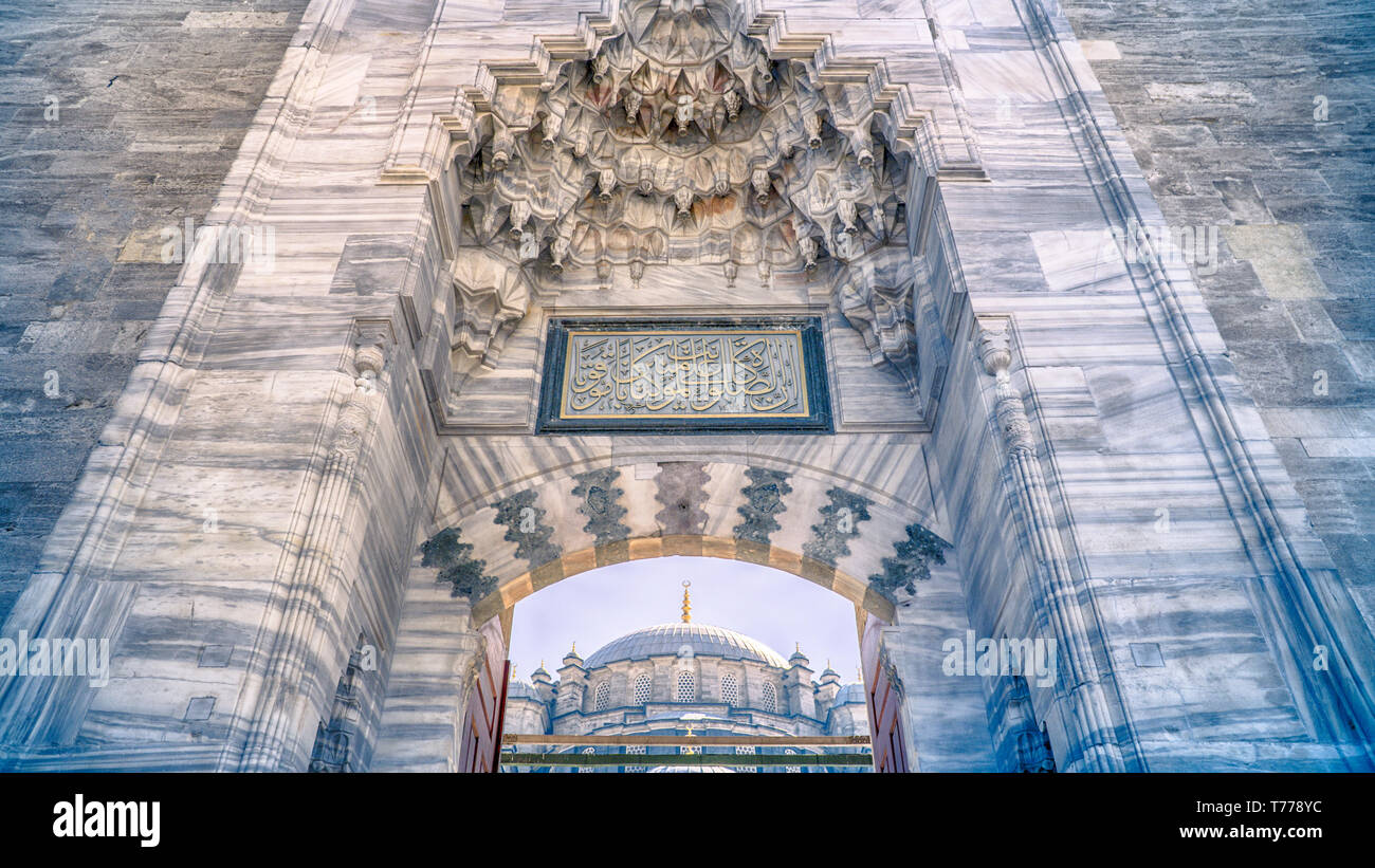 La facciata della Moschea Fatih (conquistatore la Moschea) e dettagliate sculture in marmo. Ottoman Imperial moschea si trova nel distretto di Fatih. Foto Stock