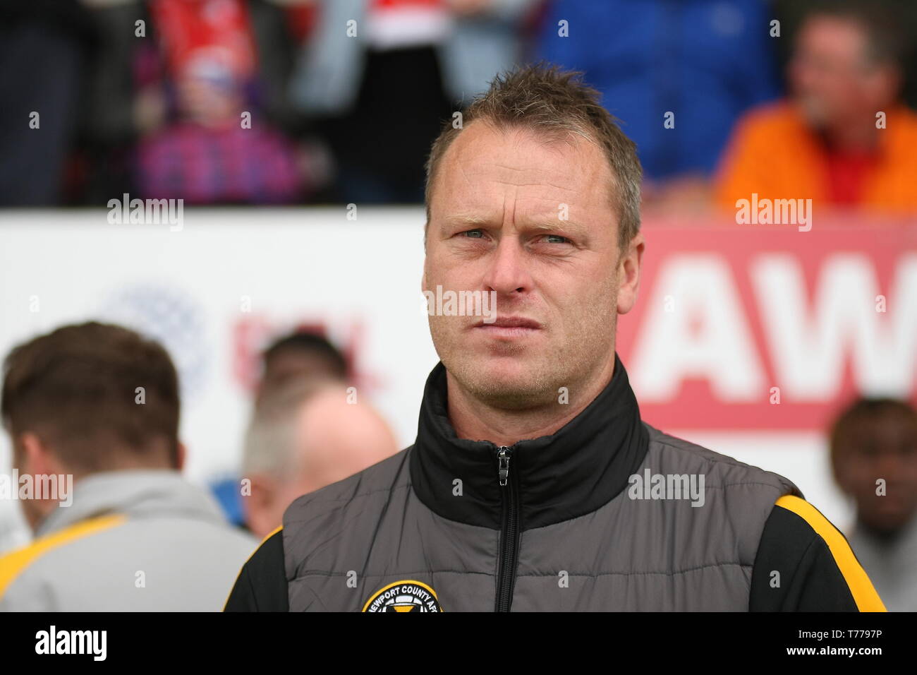 Morecambe, Lancashire, Regno Unito. Newport County Manager Michael Flynn in piroga davanti al suo compagno di squadra che fissano un play-off spot in EFL 2 18/19. Foto Stock