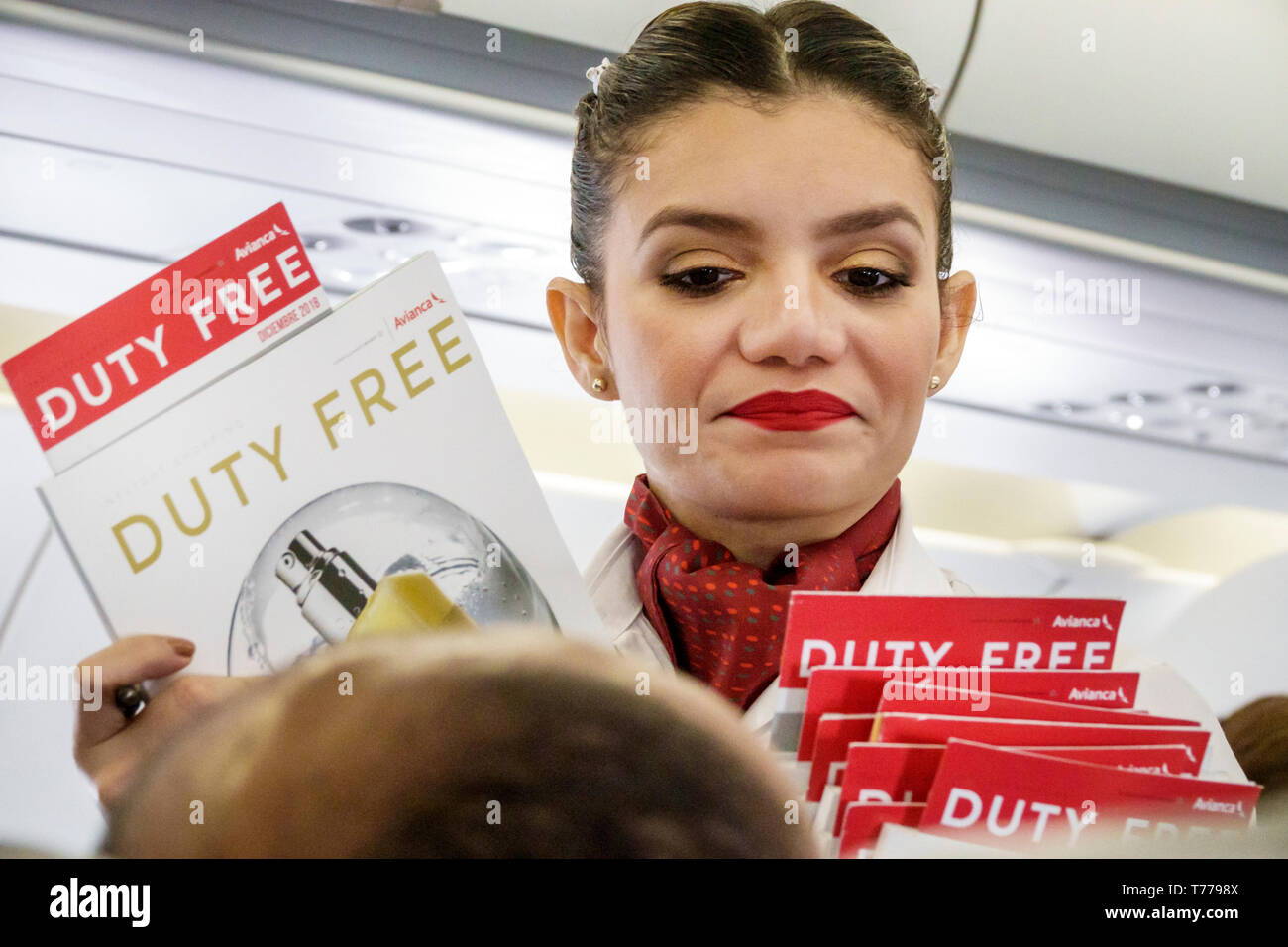 Cartagena Colombia,Rafael Nunez International Airport CTG,volo Avianca AV 34 a bordo cabina,donne ispaniche,assistente di volo,distribuzione Foto Stock