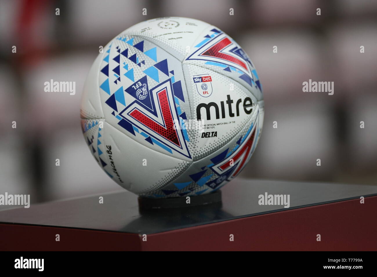 Morecambe, Lancashire, Regno Unito. Il Mitre EFL matchball davanti al suo compagno di squadra che fissano un play-off spot in EFL 2 18/19. Foto Stock