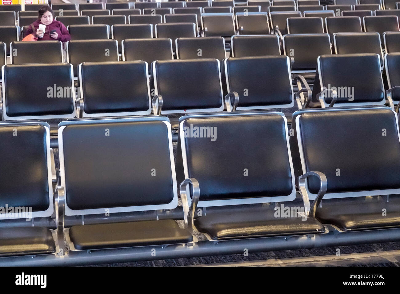 Miami Florida,International Airport mia,gate,posti a sedere,sedie vuote,una,donna donne,FL190118028 Foto Stock