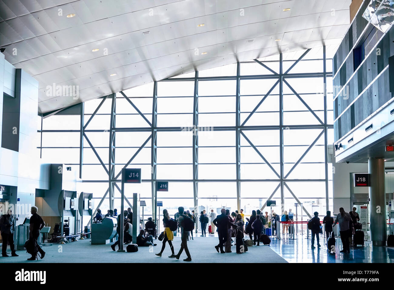 Miami Florida,International Airport mia,terminal gate,passeggeri passeggeri motociclisti,in attesa,visitatori viaggio viaggio turismo turistico landmar Foto Stock