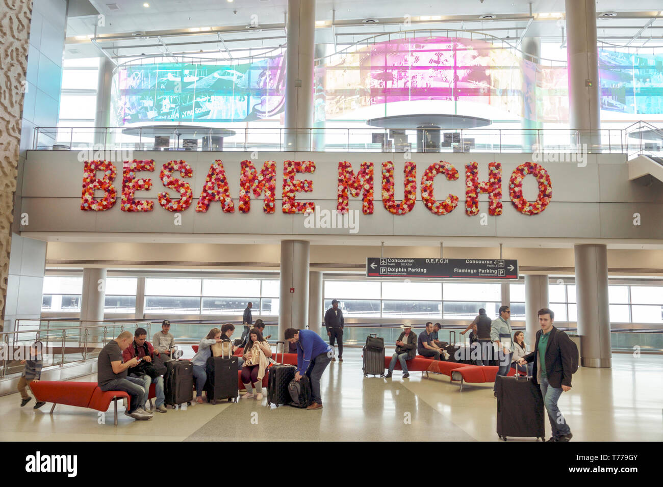 Miami Florida,International Airport mia Inside,gate,Art in Public Places,South Terminal,besame mucho,Rosario Marquardt,Roberto Behar,Emotional monumen Foto Stock