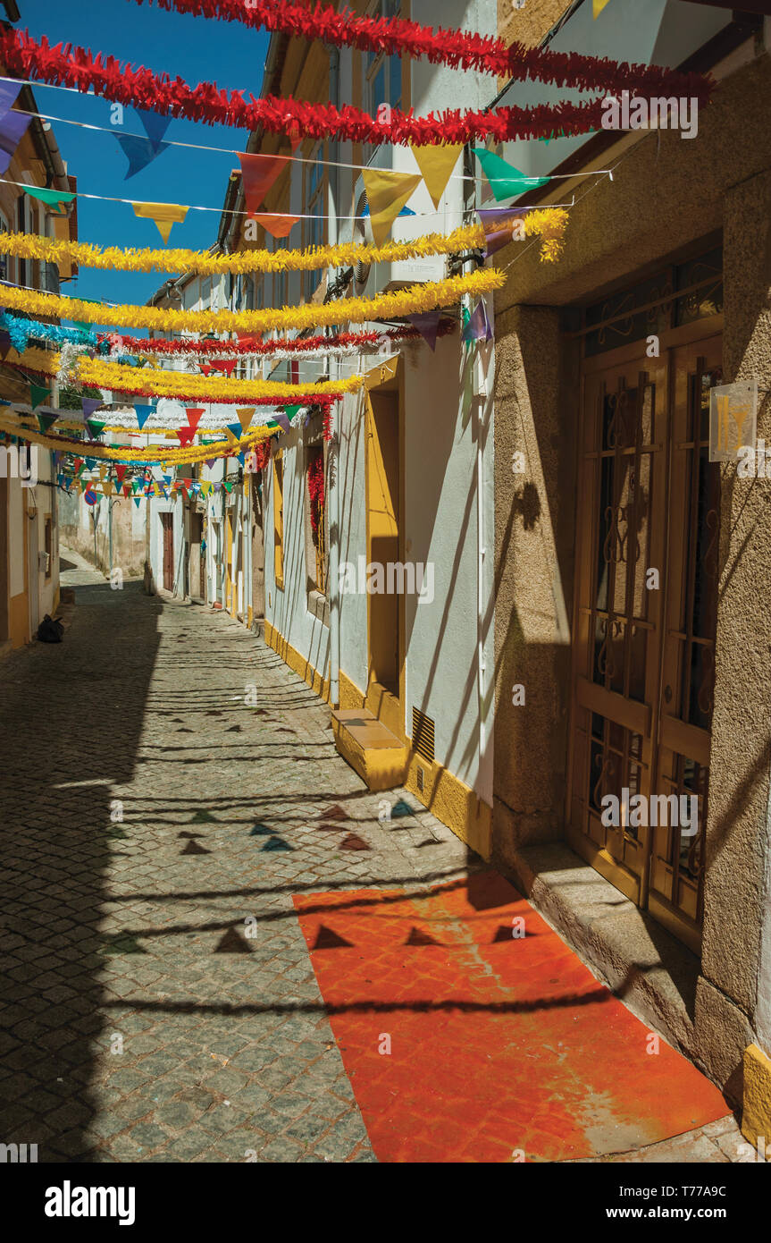 Vicolo deserta con festosa decorazione colorata e vecchie case a schiera a Portalegre. Una cittadina nei pressi di Mamede Mountain Range in Portogallo. Foto Stock