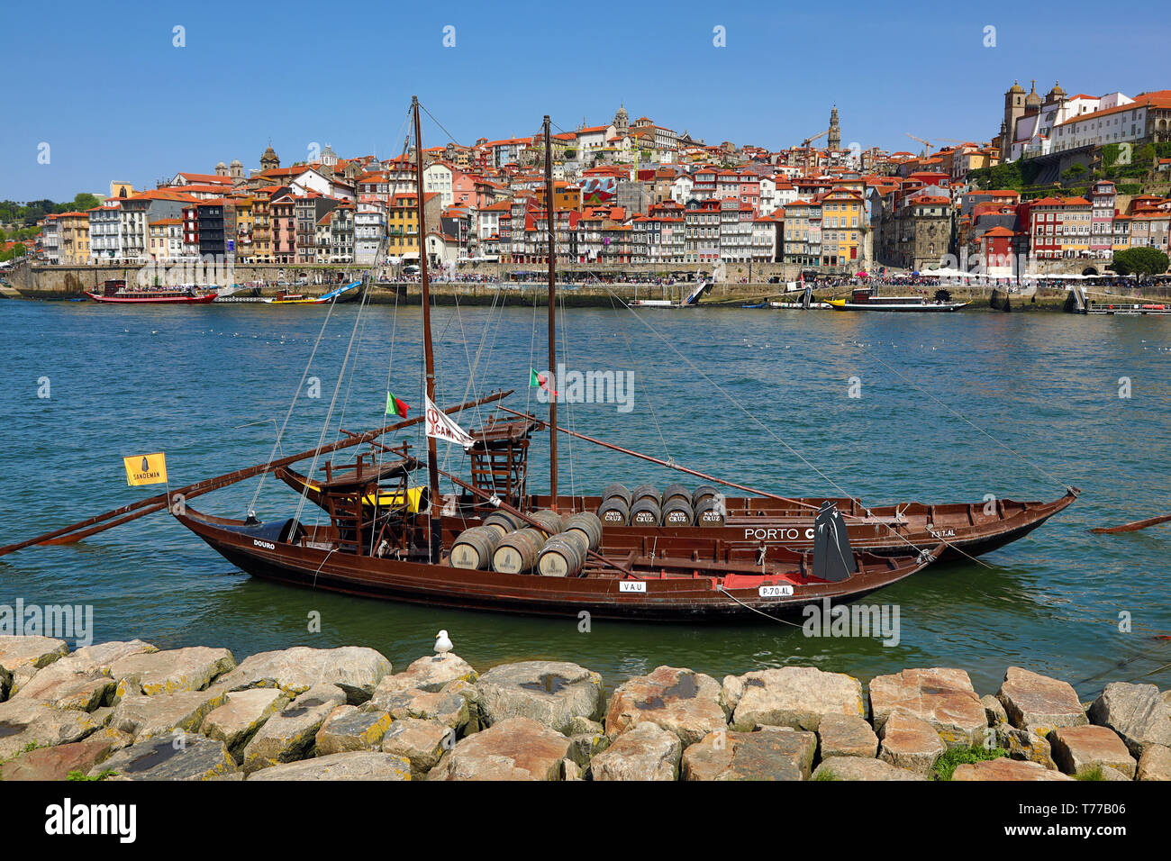 Barche per il trasporto di vino di Porto Botte sul fiume Douro, Porto, Portogallo Foto Stock