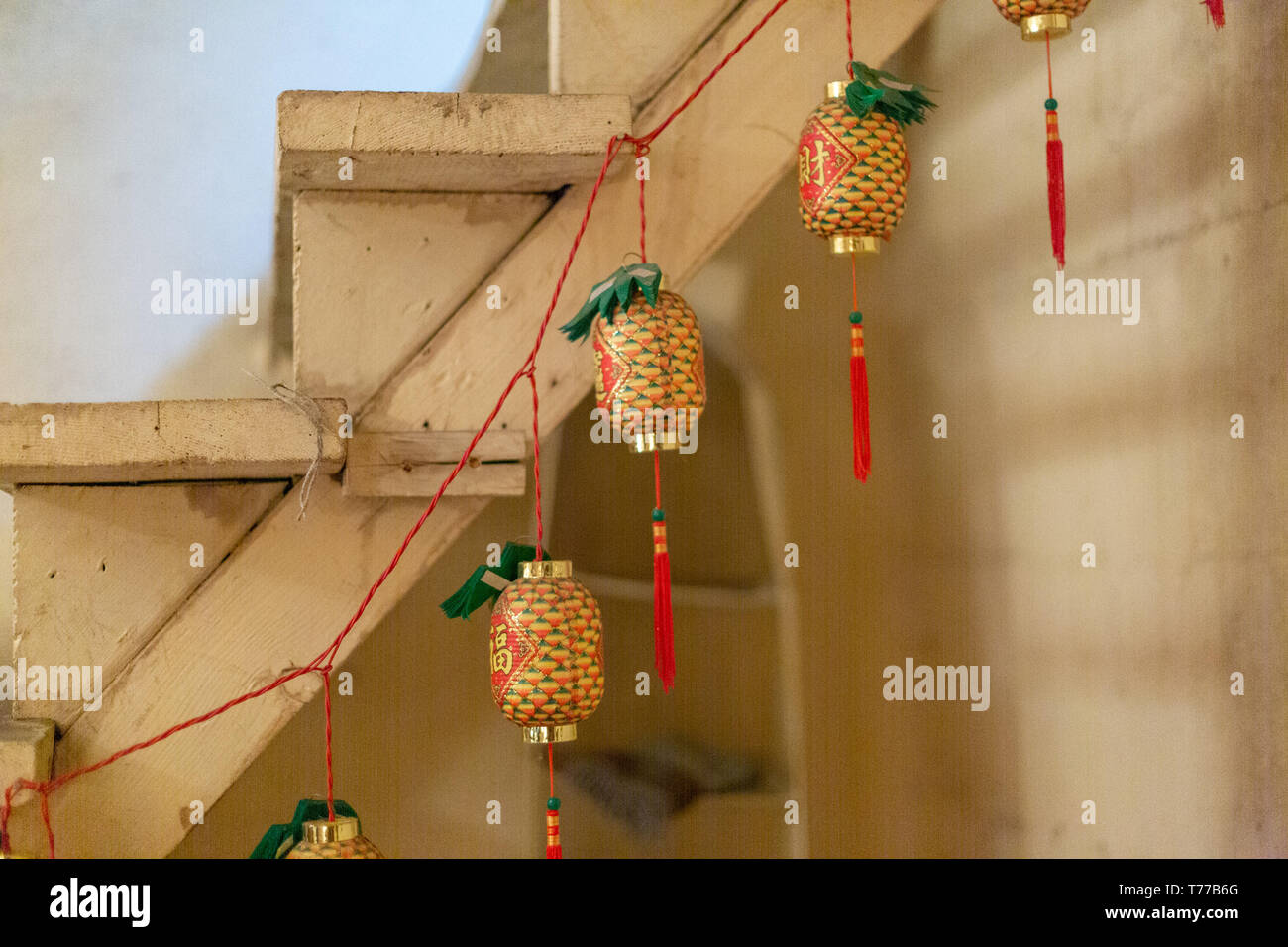 MEXICALI, Messico - Aprile 8 lampade cinesi decorano le scale nel seminterrato di un negozio di orologi downtown Mexicali Aprile 8, 2019 in Mexicali, Messico. Al di sotto del Foto Stock