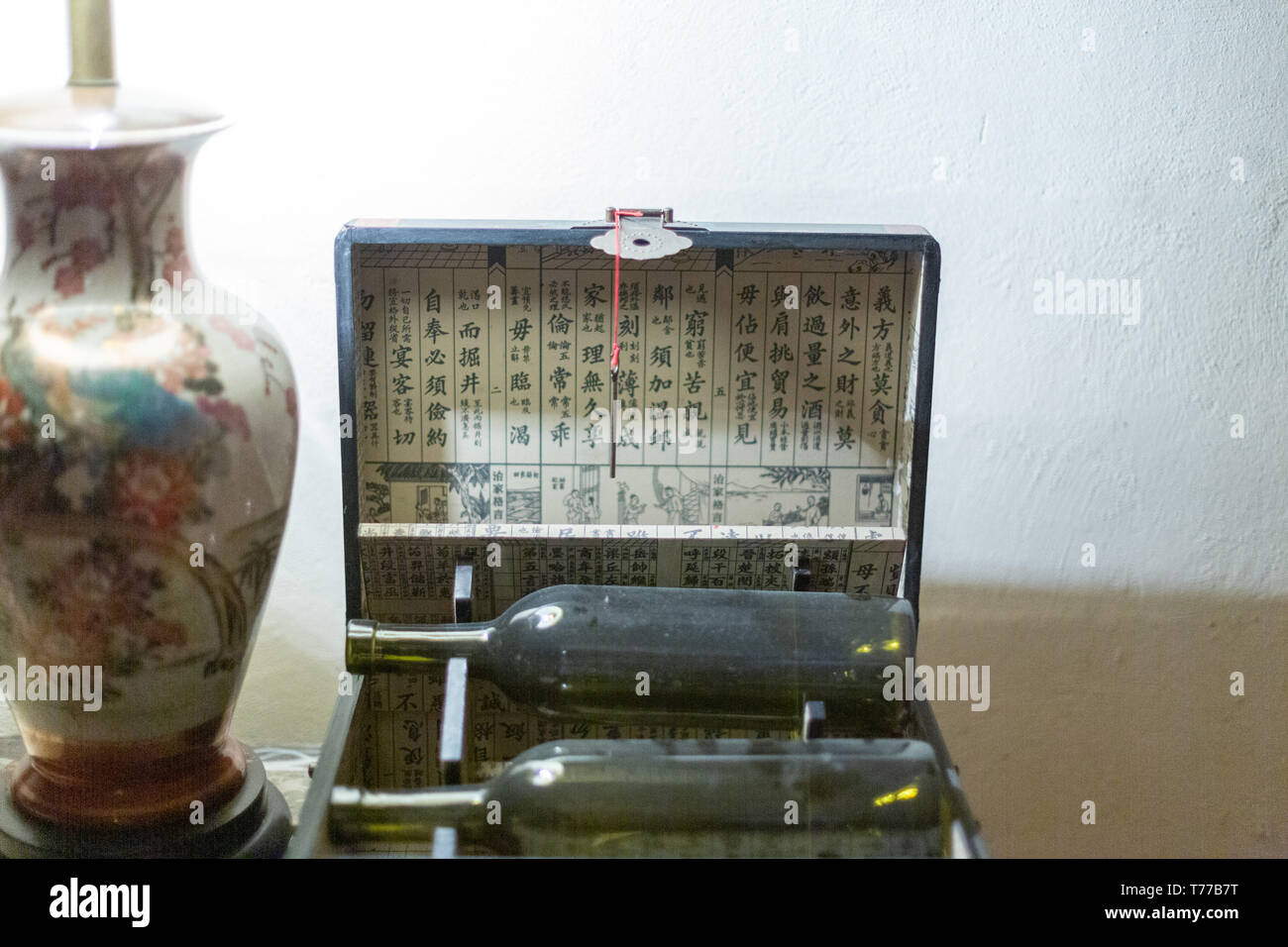 MEXICALI, Messico - Aprile 8 disegni cinesi decorare una bottiglia di vino titolare in un negozio di orologi seminterrato downtown Mexicali su Aprile 8, 2019 in Mexicali, M Foto Stock