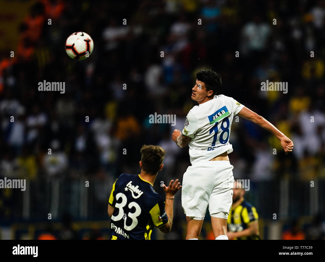 Istanbul, Turchia. Il 4 maggio, 2019. Stipe Perica di Kasimpasa voce la sfera nella parte anteriore del romano¤NeustÃ dter di Fenerbache durante la Turkish Super Lig match tra Kasimpasa S.K. e Fenerbache a Recep Tayyip ErdoÄŸan Stadium di Istanbul, Turchia. Ulrik Pedersen/CSM/Alamy Live News Foto Stock