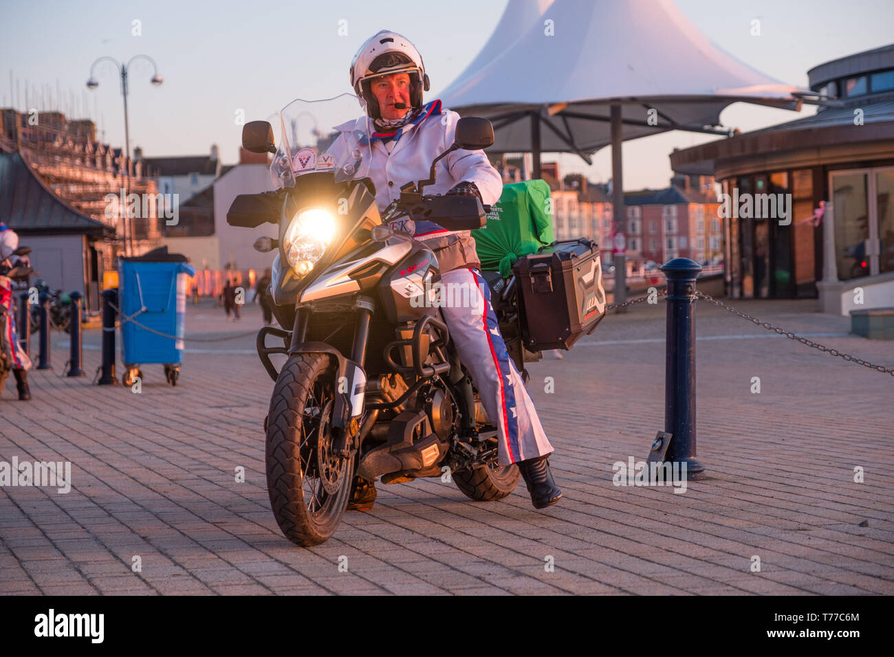 Aberystwyth, Galles. 04 Maggio, 2019. Alcuni dei 50 motociclisti, tutti vestiti come iconico stunt rider "Evel Kneivel' arrivano in Aberystwyth un tramonto come parte della loro carità annuale fund raising ride intorno a Wales. Ora al suo ottavo anno, i bikers iniziare e terminare in Wrexham e prendere 5 giorni di cavalcare il 1070 mile perimiter del Galles, la raccolta di fondi per la Macmillan Cancer Support, termina il lunedì festivo Credito: keith morris/Alamy Live News Foto Stock