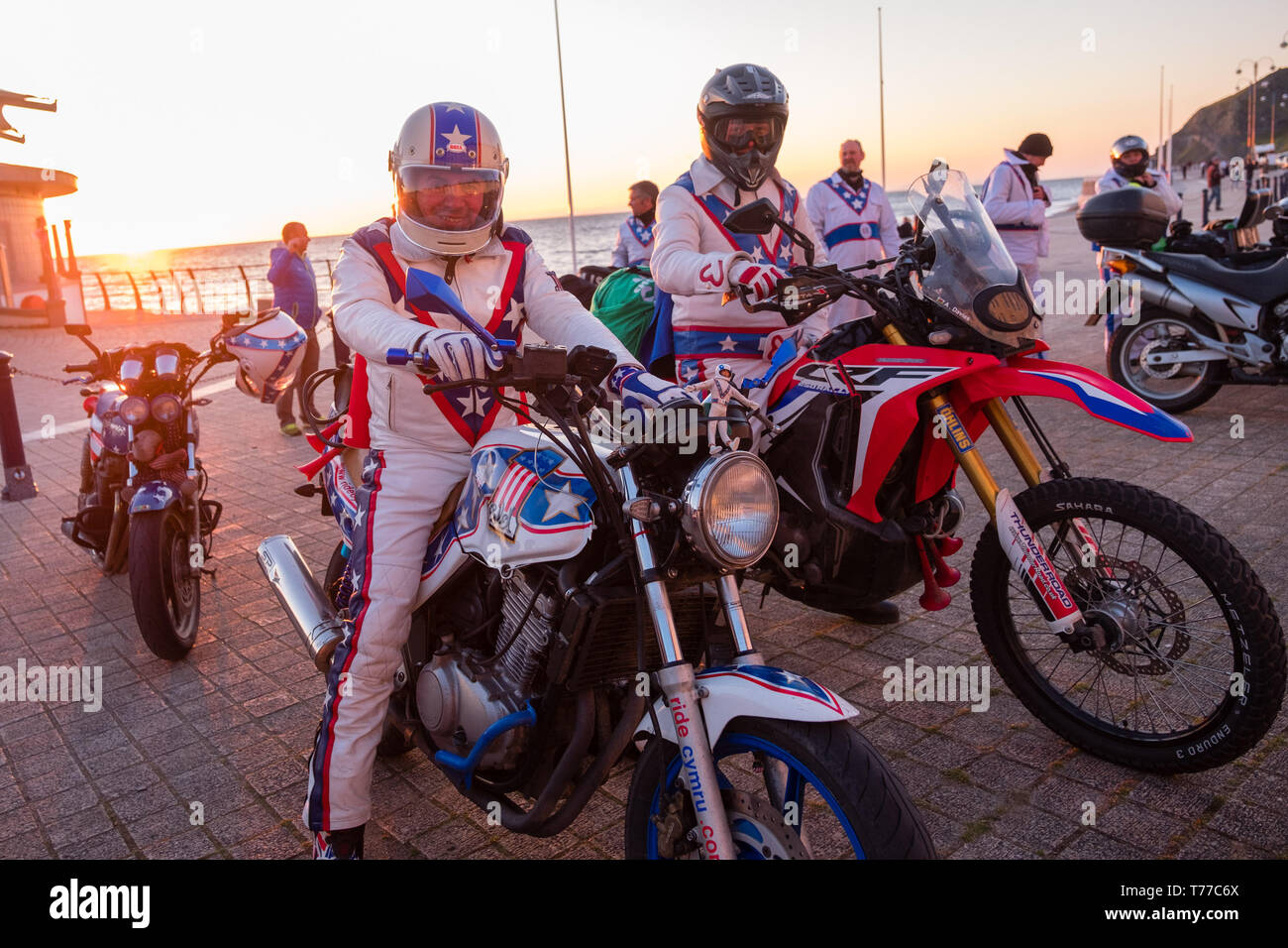 Aberystwyth, Galles. 04 Maggio, 2019. Alcuni dei 50 motociclisti, tutti vestiti come iconico stunt rider "Evel Kneivel' arrivano in Aberystwyth un tramonto come parte della loro carità annuale fund raising ride intorno a Wales. Ora al suo ottavo anno, i bikers iniziare e terminare in Wrexham e prendere 5 giorni di cavalcare il 1070 mile perimiter del Galles, la raccolta di fondi per la Macmillan Cancer Support, termina il lunedì festivo Credito: keith morris/Alamy Live News Foto Stock