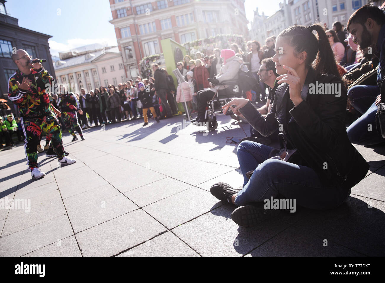 Mosca, Russia. Il 4 maggio, 2019. La gente guarda una performance durante la mosca molle a Cappella Festival di Mosca, Russia, il 4 maggio 2019. La molla di Mosca a Cappella Festival è aperto un concorso internazionale per una cappella cantanti. La manifestazione si svolge qui dal 1 Maggio al 12 di quest'anno. Credito: Maxim Chernavsky/Xinhua/Alamy Live News Foto Stock